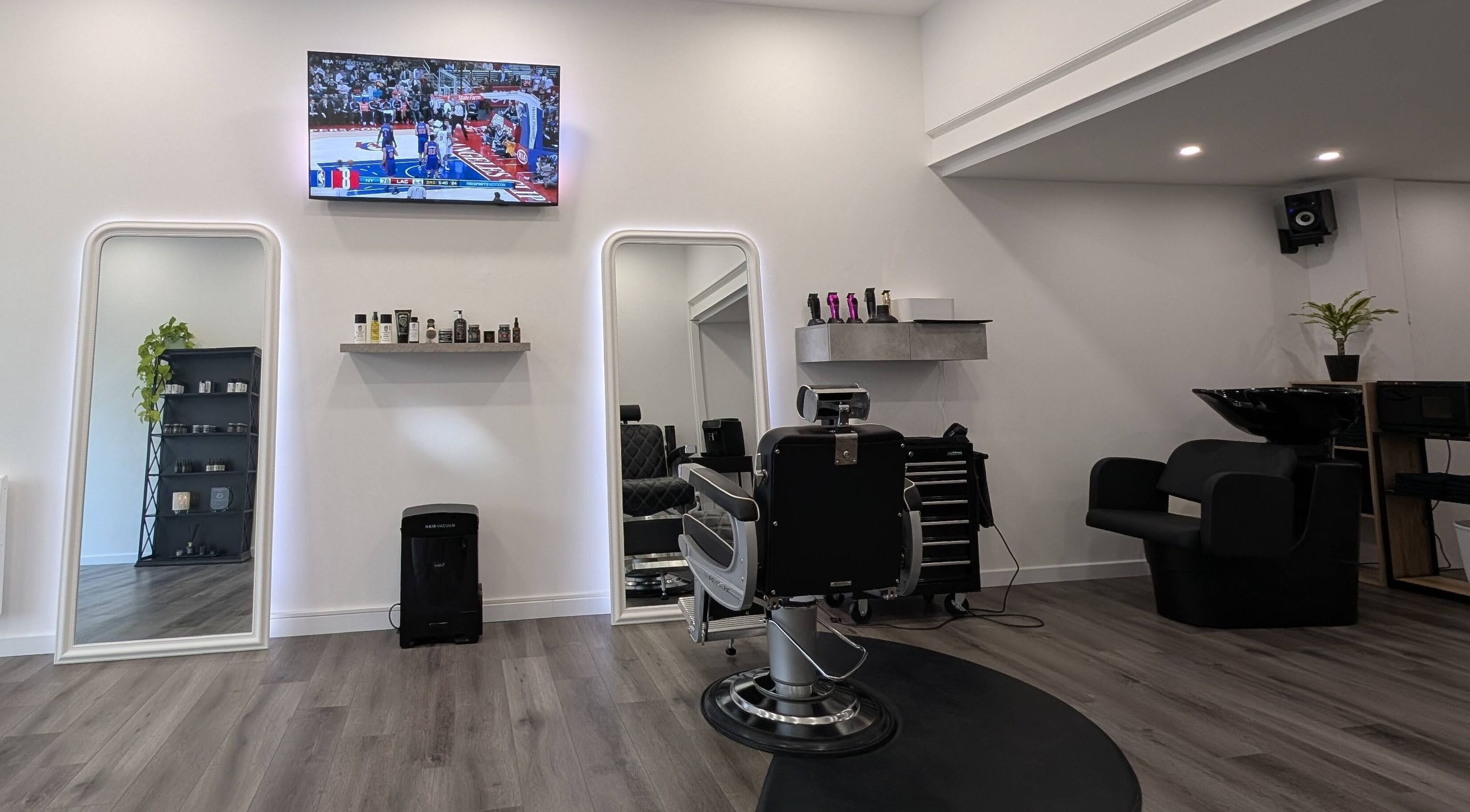 Intérieur moderne de Le Kosy Barbershop à La Roche-sur-yon, Pays De La Loire, FR avec chaise de barbier.