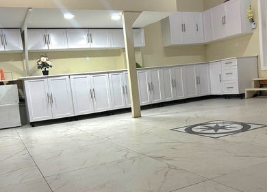 Modern and spacious salon interior at ZARA BEAUTE YUL in Mirabel, Québec, CA, featuring sleek white cabinets.