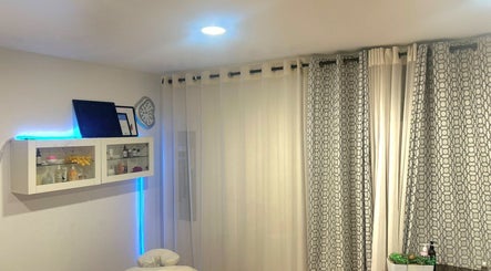 Tranquil treatment area at ZARA BEAUTE YUL, Mirabel, Québec, CA, featuring soothing lights and elegant decor.