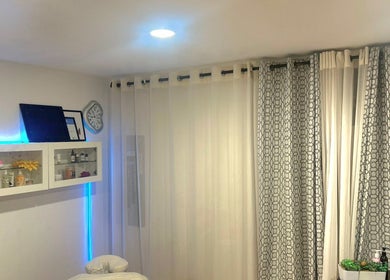 Calm spa room at ZARA BEAUTE YUL, featuring soothing decor in Mirabel, Québec, CA.