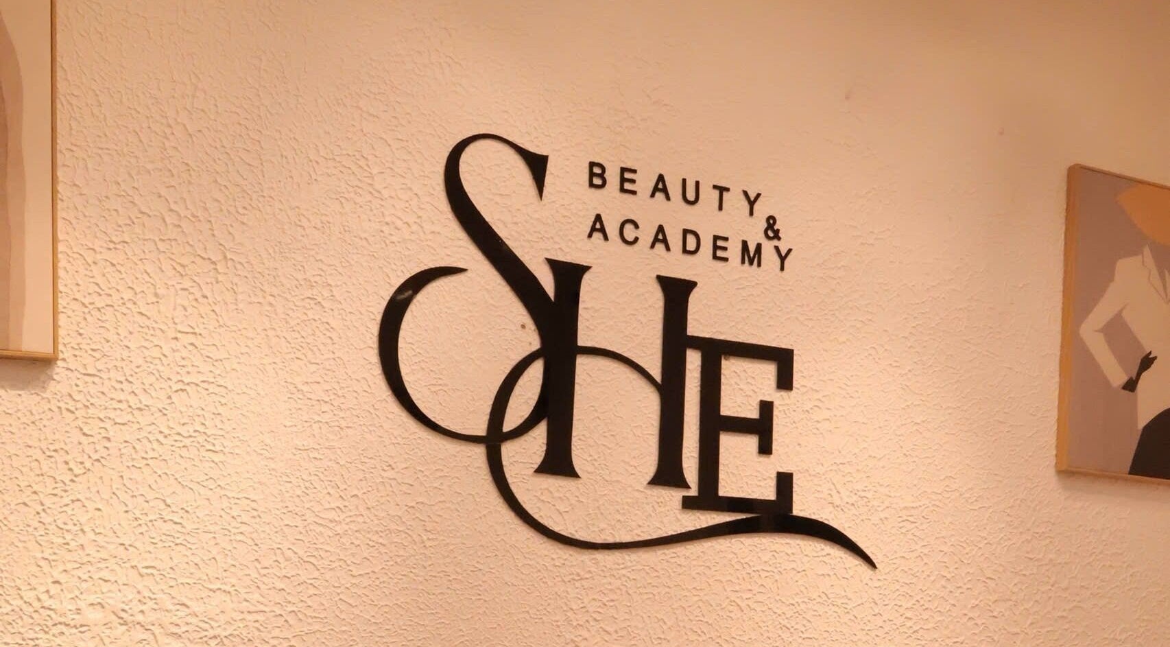 Bảng hiệu Lashed by S.H.E quận 1 tại thành phố Hồ Chí Minh, VN với logo độc đáo và phong cách.