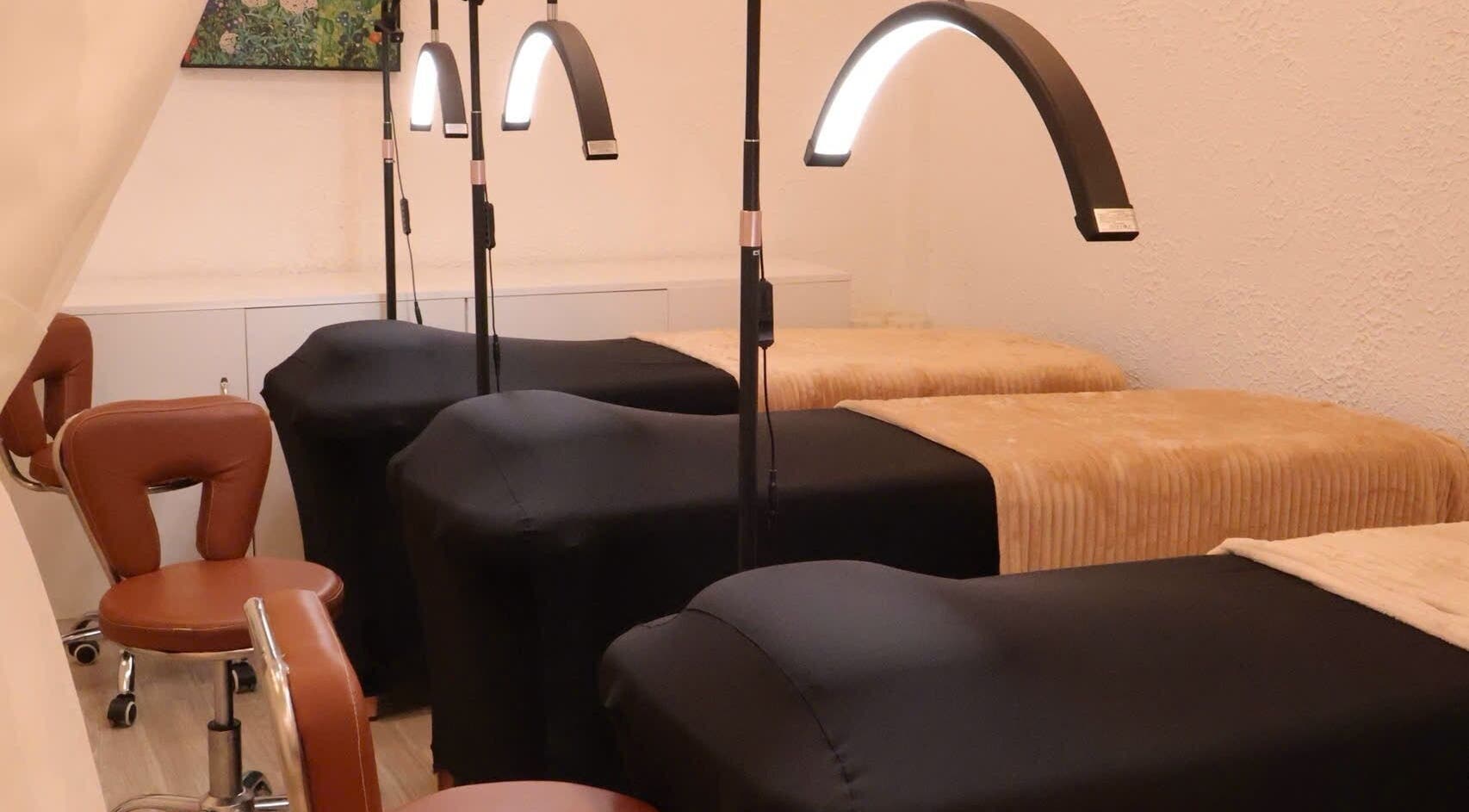 Nội thất Lashed By S.H.E tại Thành Phố Hồ Chí Minh, VN với giường chăm sóc lông mi chuyên nghiệp.