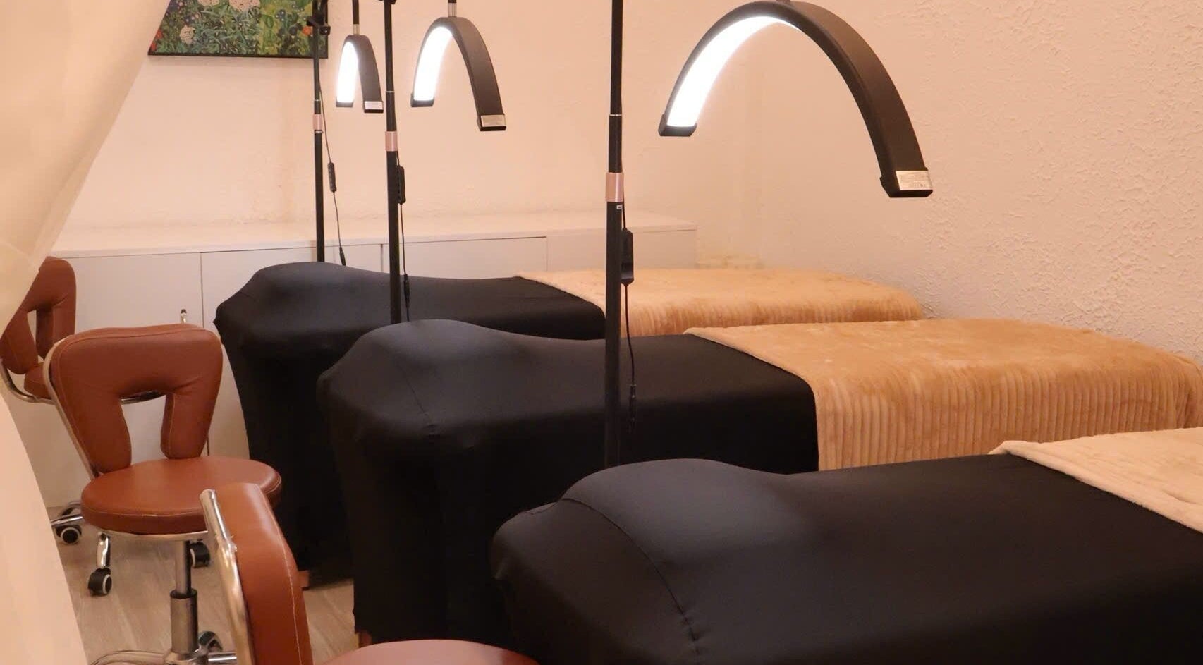 Nội thất Lashed By S.H.E tại Thành Phố Hồ Chí Minh, VN với giường chăm sóc lông mi chuyên nghiệp.