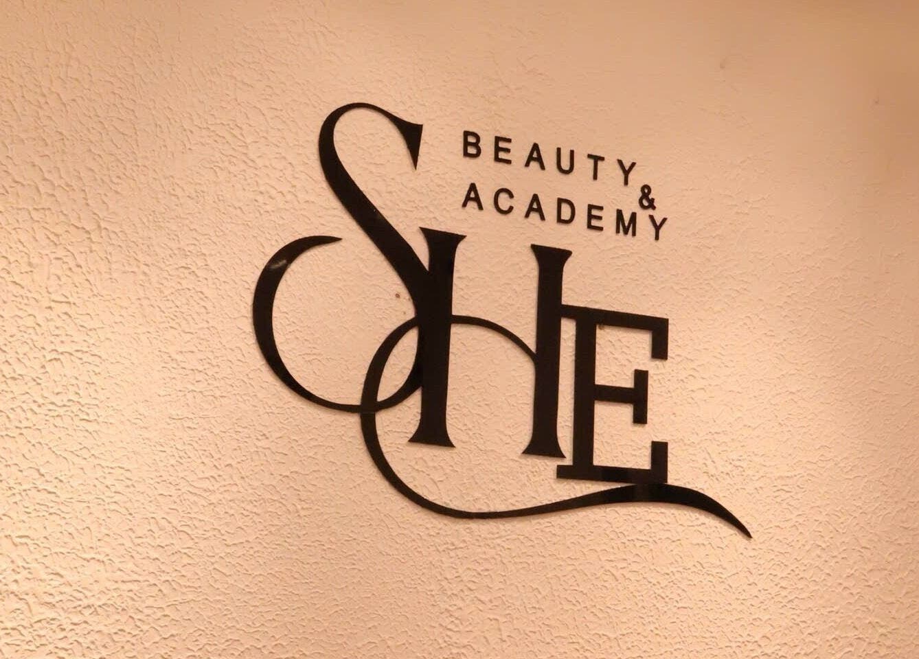 Logo của Lashed By S.H.E tại Thành Phố Hồ Chí Minh, VN thể hiện phong cách hiện đại và tinh tế.