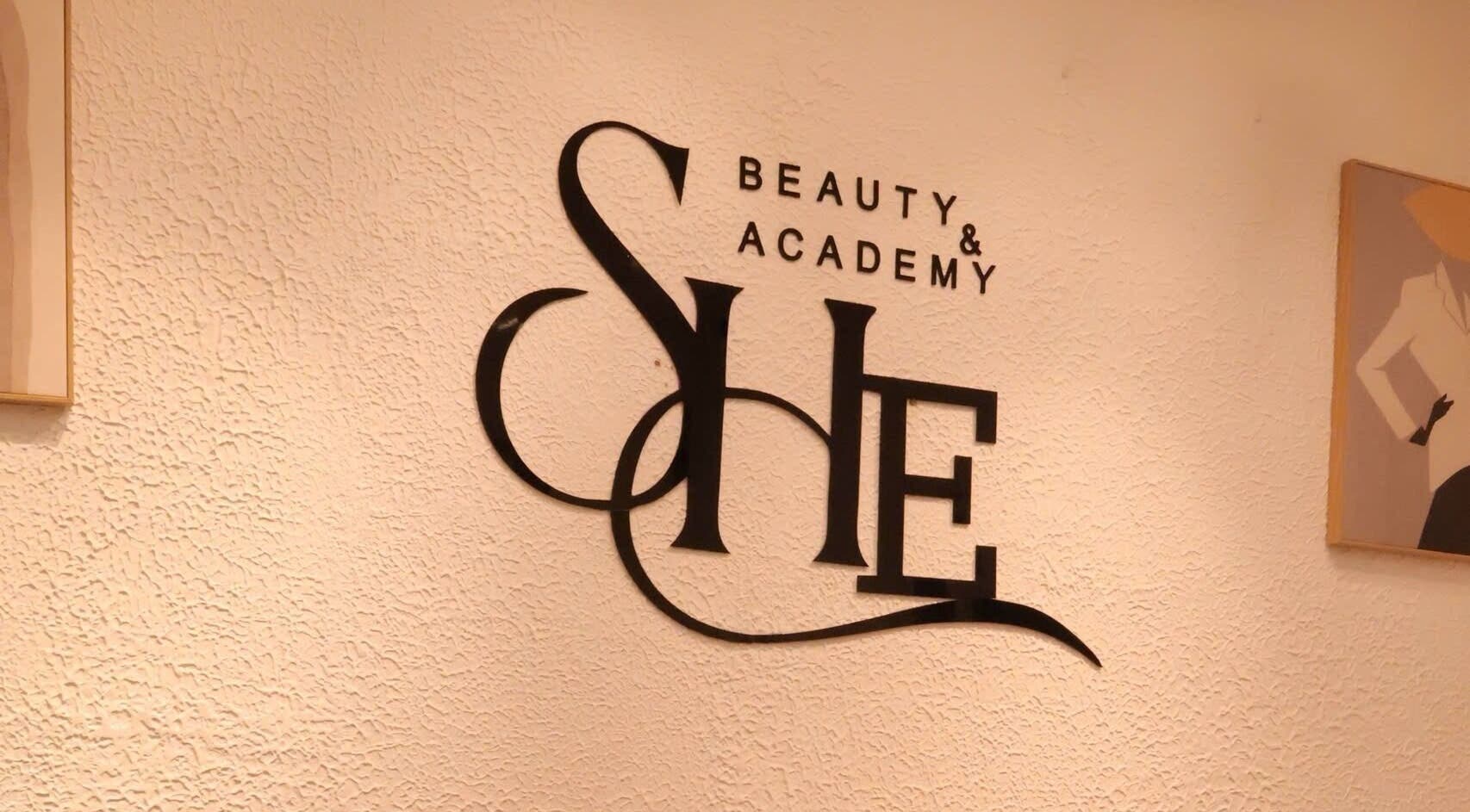 Logo của Lashed By S.H.E tại Thành Phố Hồ Chí Minh, VN thể hiện phong cách hiện đại và tinh tế.