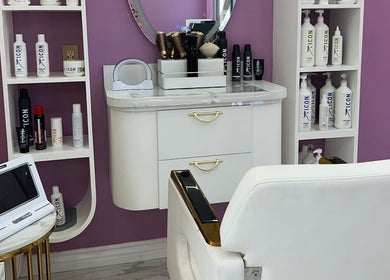 Chic salon corner at Urban Beauty, Tijuana, Baja California, MX with purple walls and white chairs.