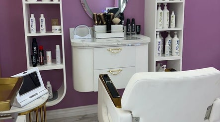Chic salon corner at Urban Beauty, Tijuana, Baja California, MX with purple walls and white chairs.
