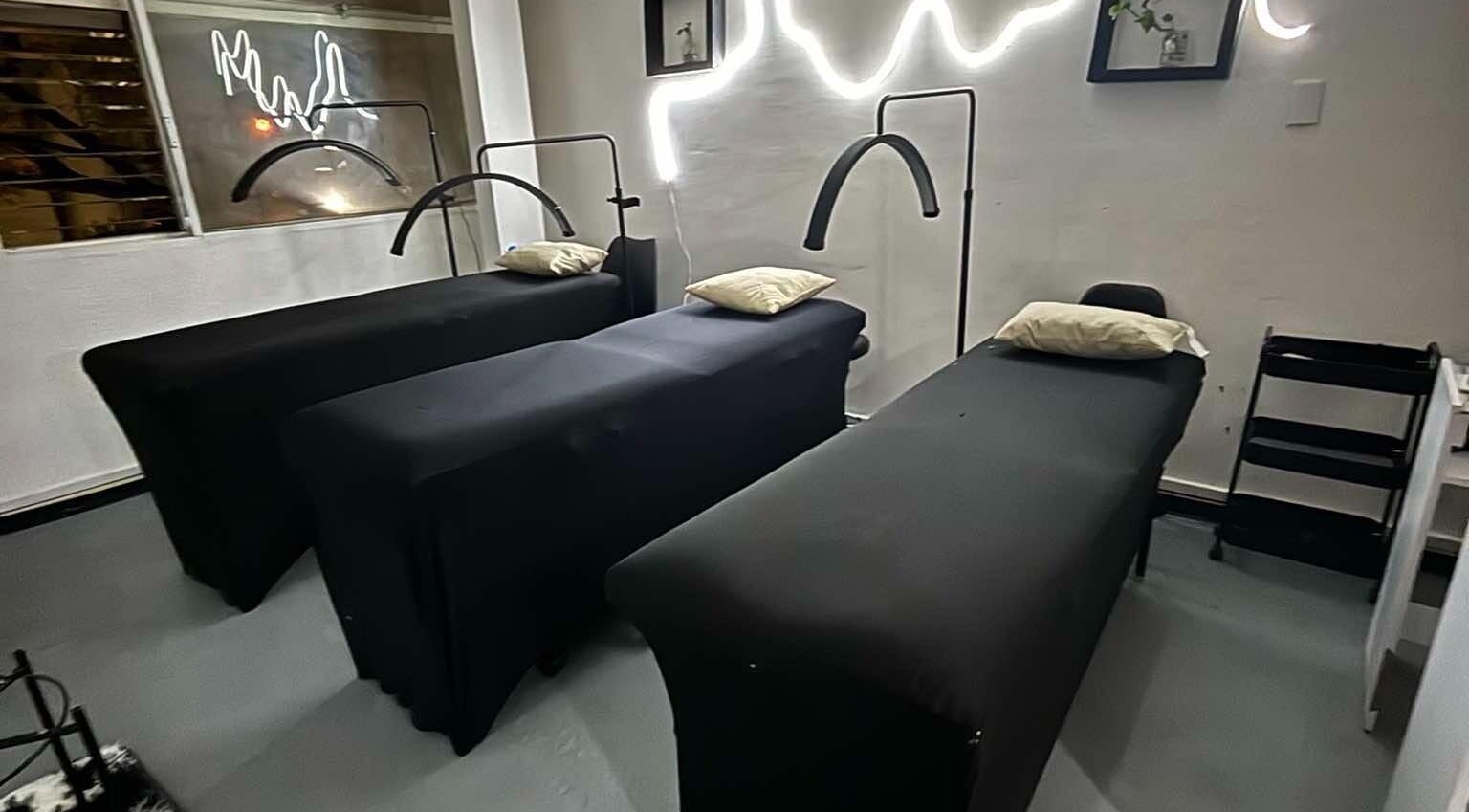 Stylish interior of Lashes by Nanis, Colonia Juárez, Ciudad De México, MX with cozy treatment beds.