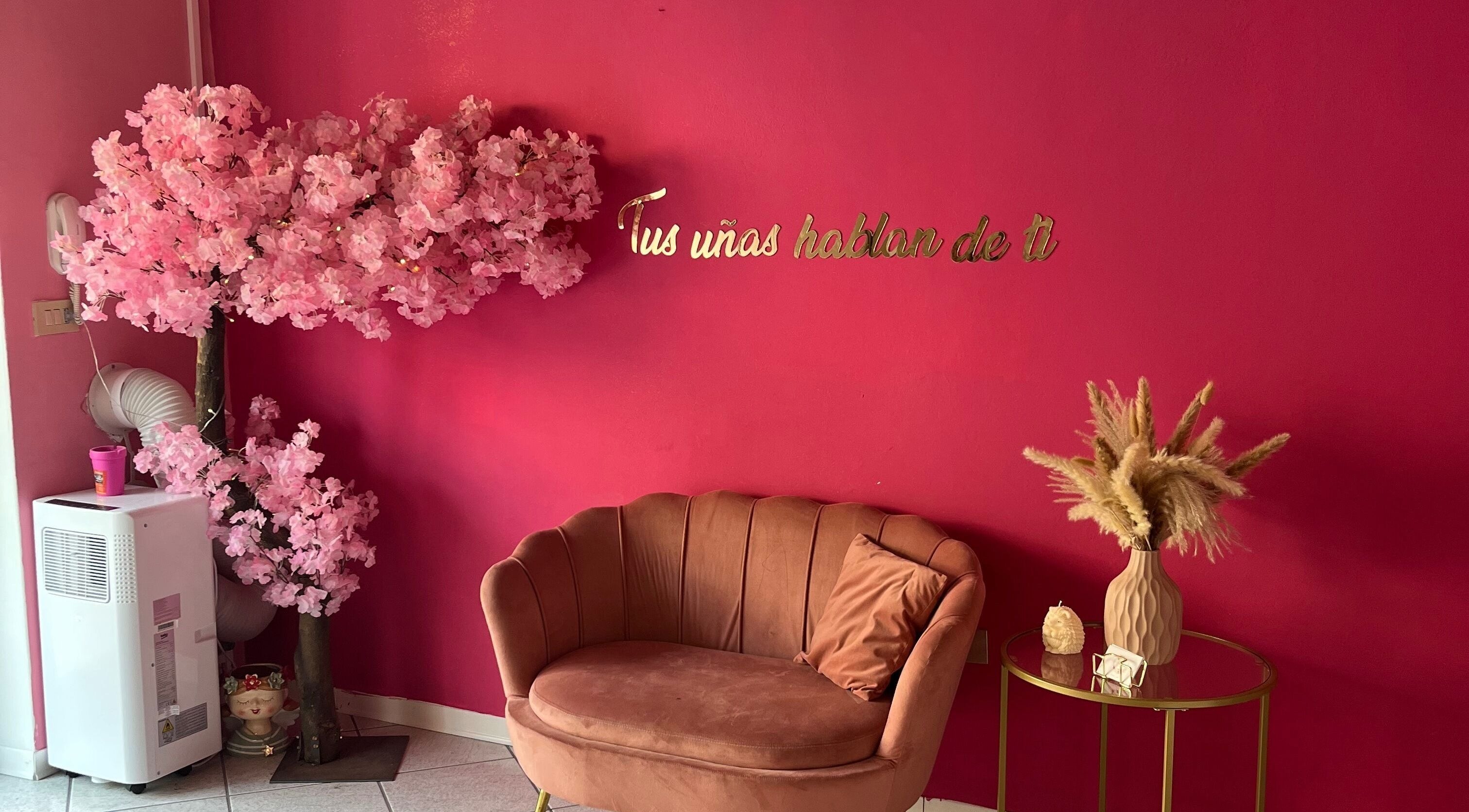 Salottino rosa a NaoNails Da Naomy, Carpenedolo, Lombardia, IT con divano e fiori decorativi.