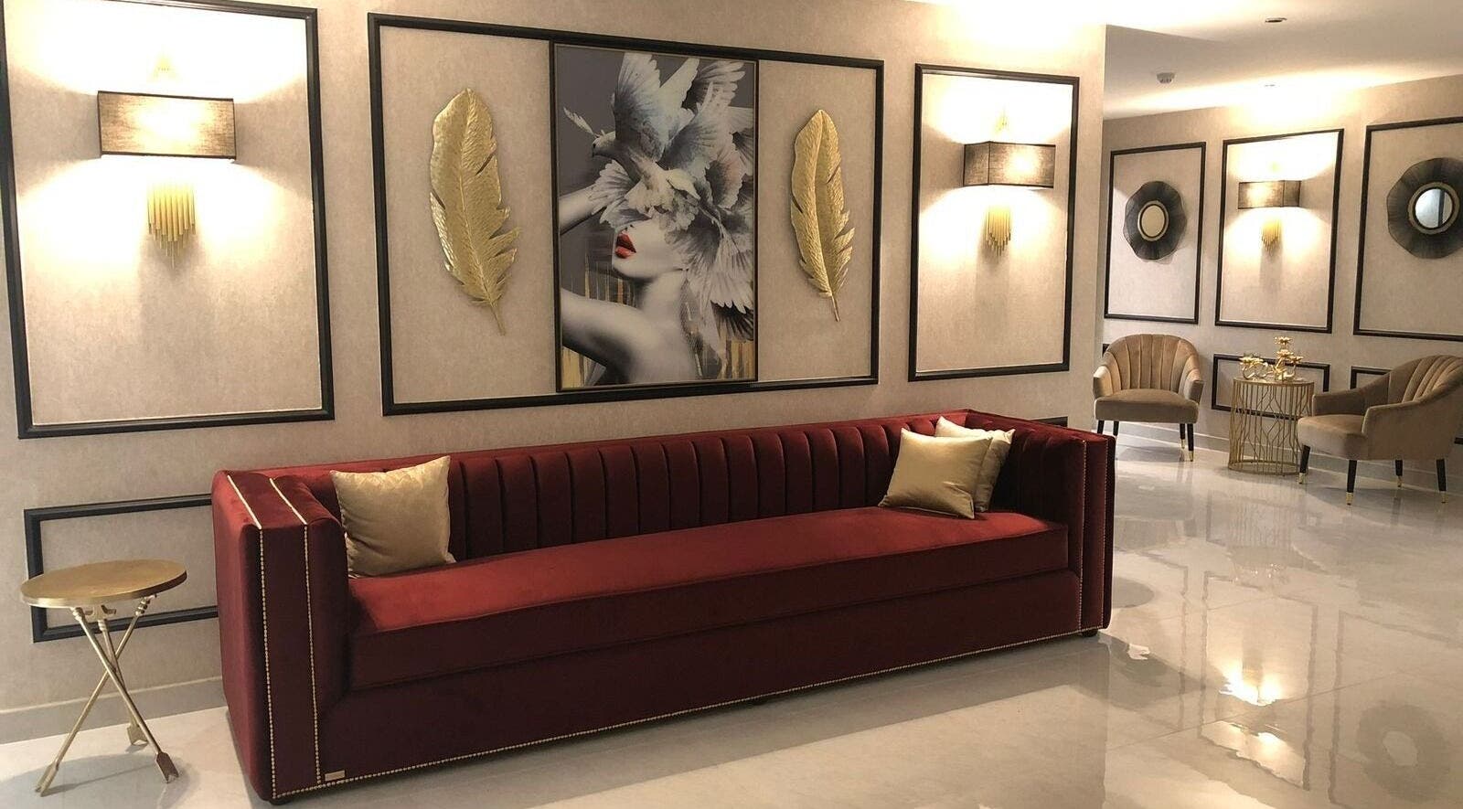 Luxurious lounge area at Malda Salon in Jeddah, Makkah Province, SA featuring chic decor and red velvet seating.