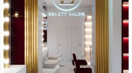 Luxurious interior of Jess Studio Beauty Salón in Reynosa, Tamaulipas, MX featuring chic seating and golden accents.