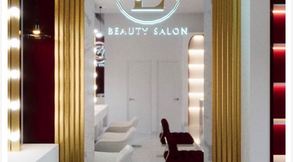 Luxurious interior of Jess Studio Beauty Salón in Reynosa, Tamaulipas, MX featuring chic seating and golden accents.