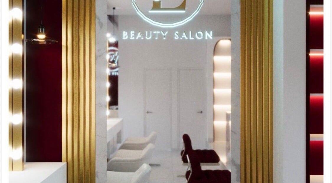 Luxurious interior of Jess Studio Beauty Salón in Reynosa, Tamaulipas, MX featuring chic seating and golden accents.