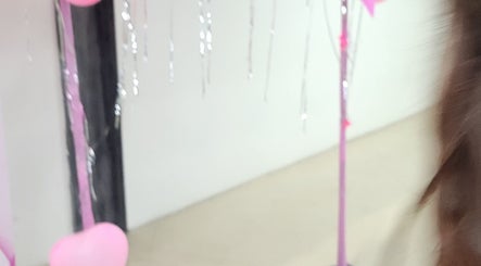 Pink heart-shaped balloons and silver tassels at Anahí's venue in Mérida, Yucatán, MX.