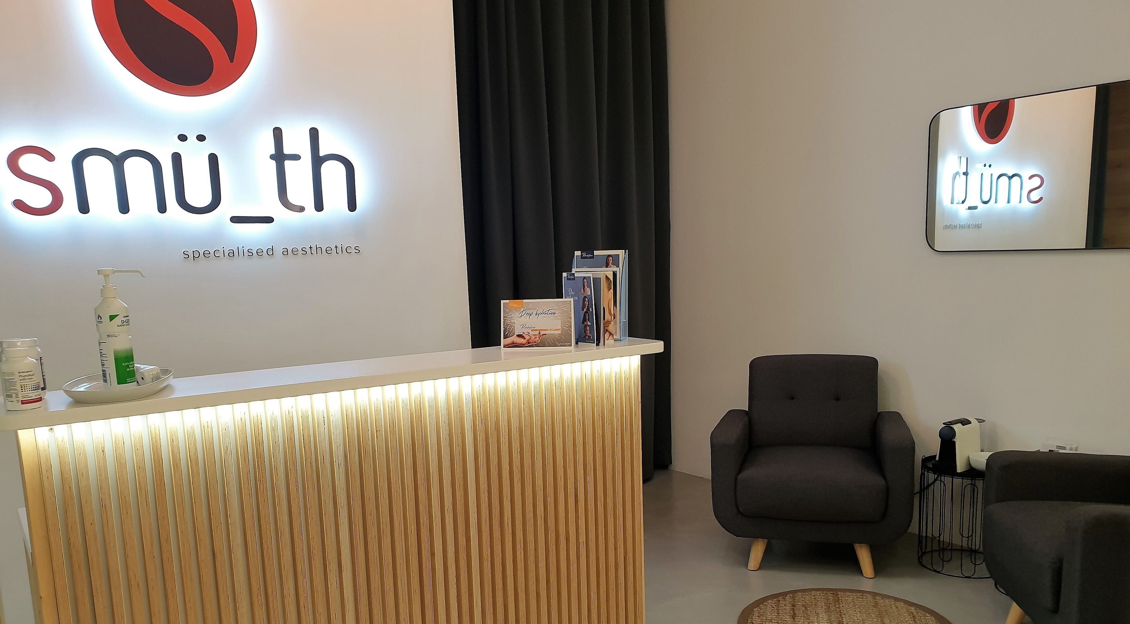 Elegant reception area of Smu_th Specialised Aesthetics in Cape Town, Western Cape, ZA with modern decor.