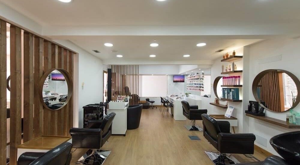 Chic interior of C.beauty creative salon in Cascais, Lisboa, PT with stylish seating and modern decor.
