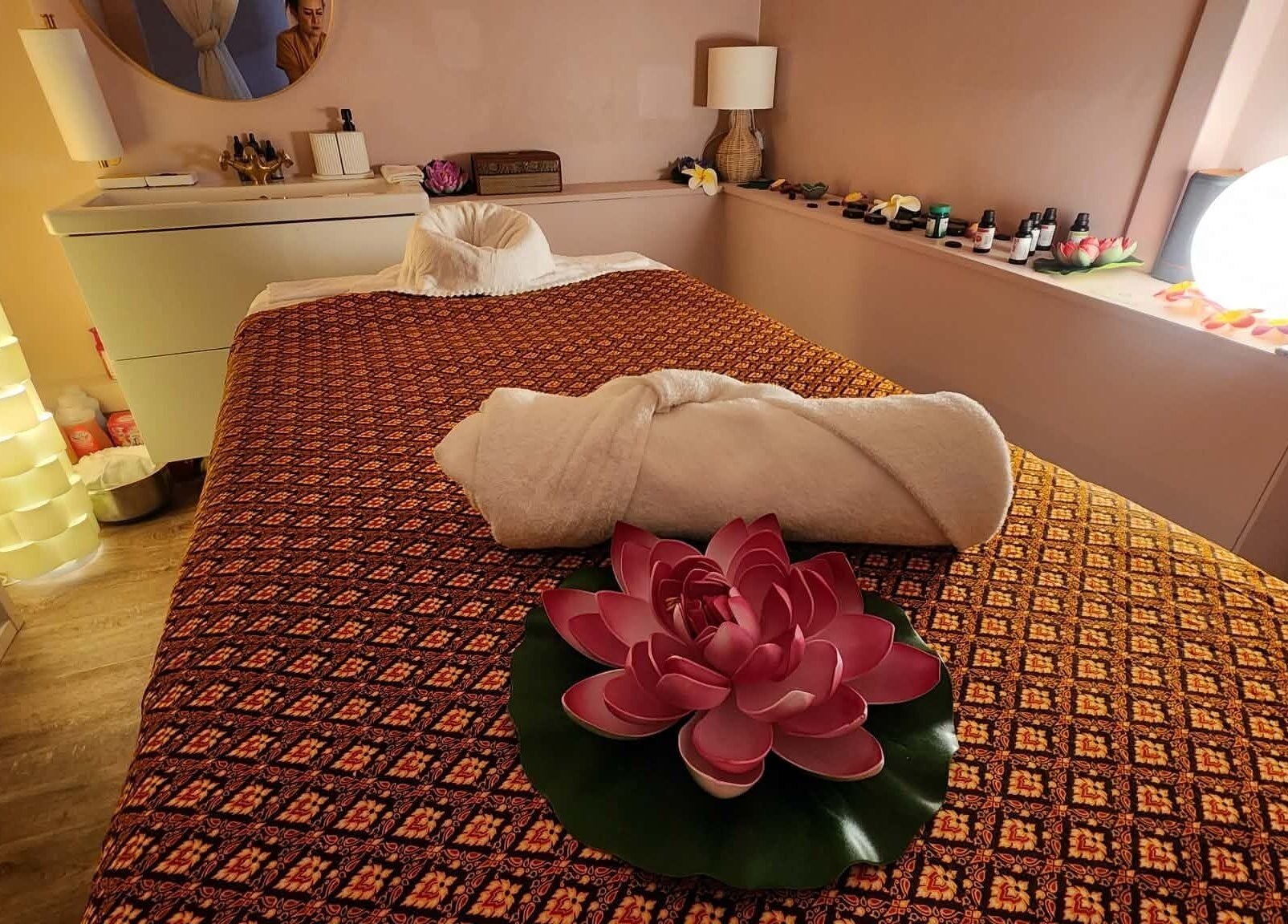 Relaxing massage room at Tassy's Thai Massage, Blair Athol, South Australia, AU with decorative flowers.