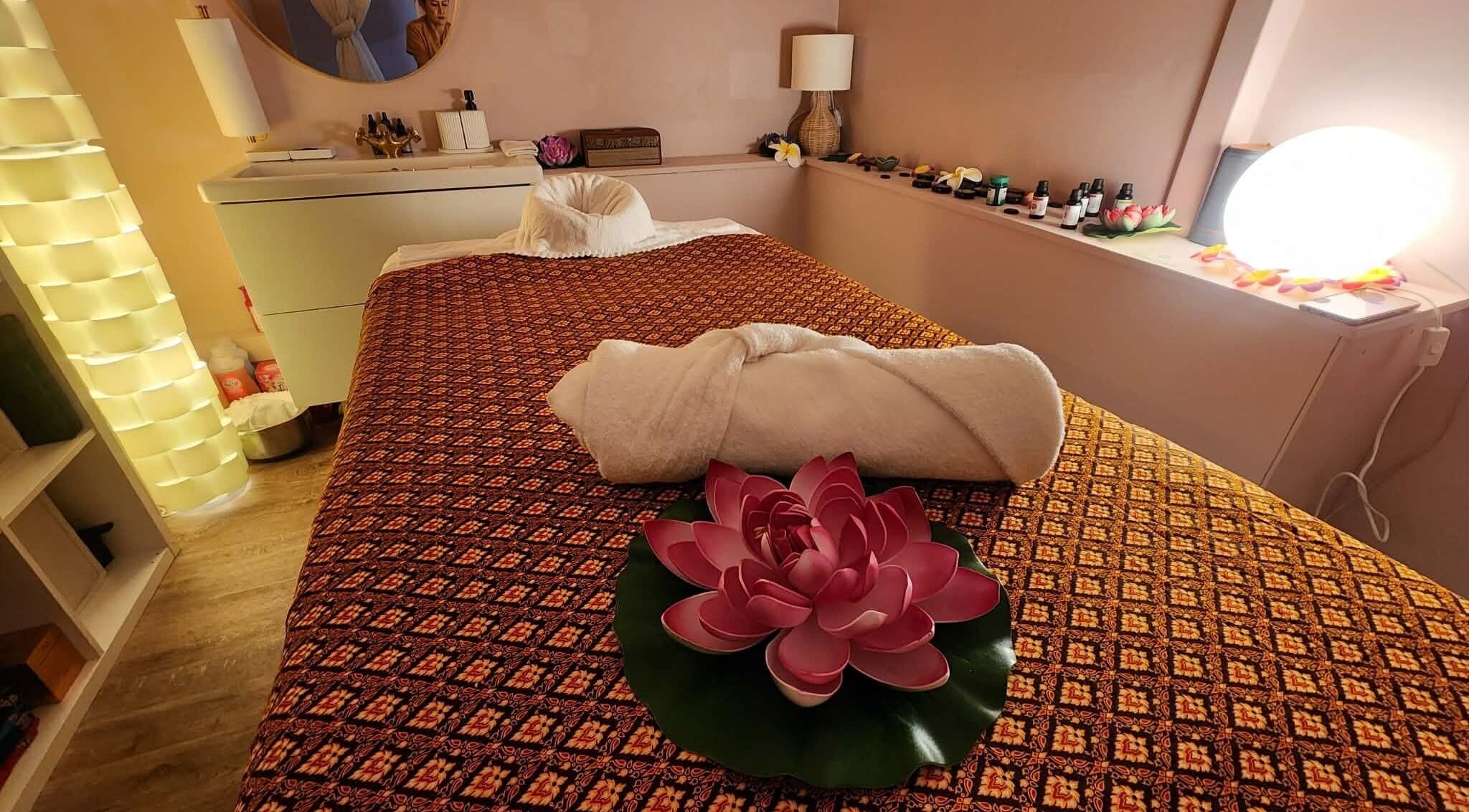 Relaxing massage room at Tassy's Thai Massage, Blair Athol, South Australia, AU with decorative flowers.