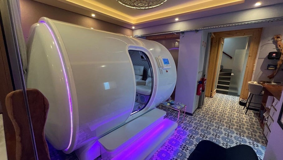 Advanced hyperbaric chamber at Hyperbaric Spa Albufeira, Albufeira, Faro, PT offering unique wellness experiences.