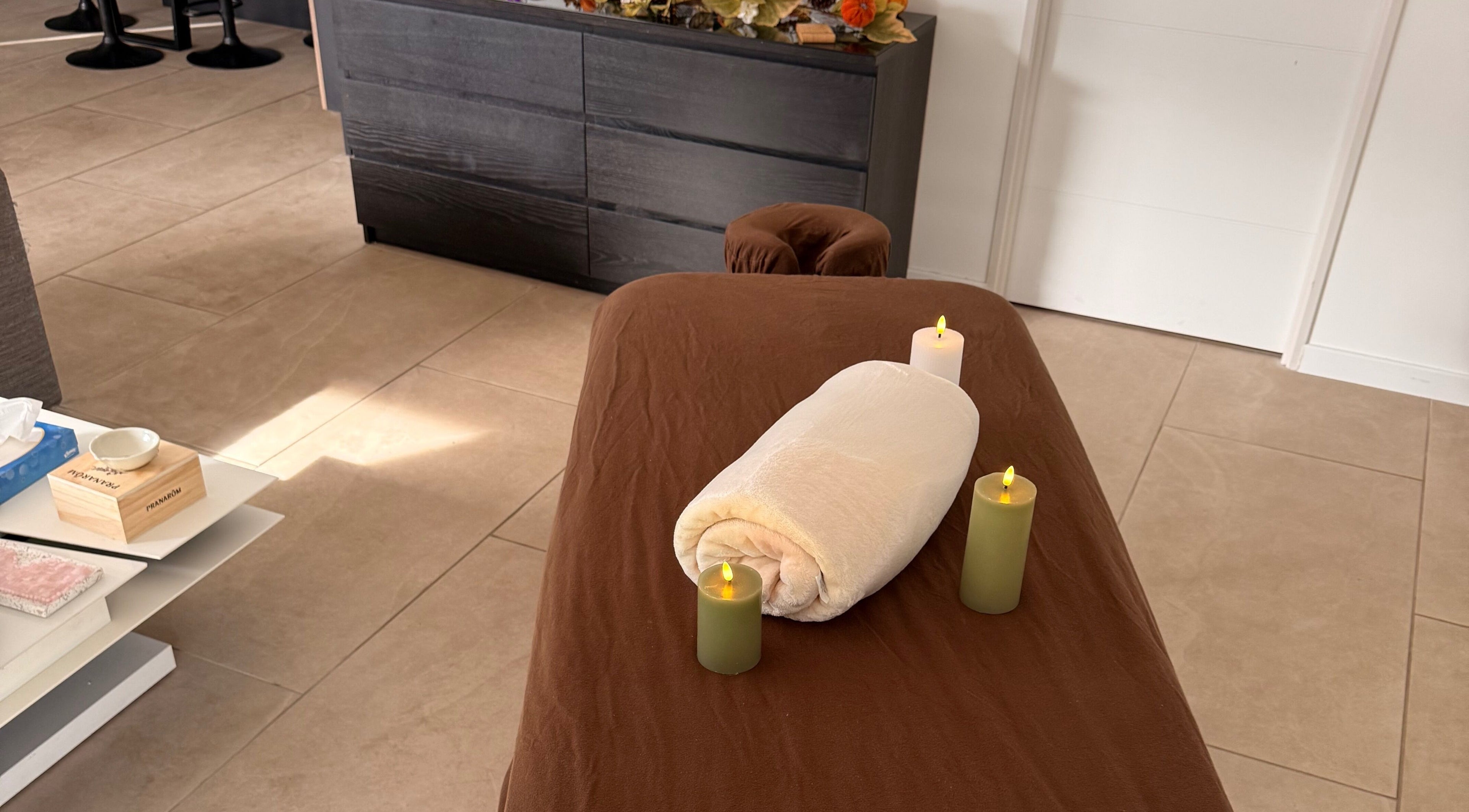 Table de massage élégante à Secret de beauté à domicile, Chabeuil, Auvergne-rhône-alpes, FR.