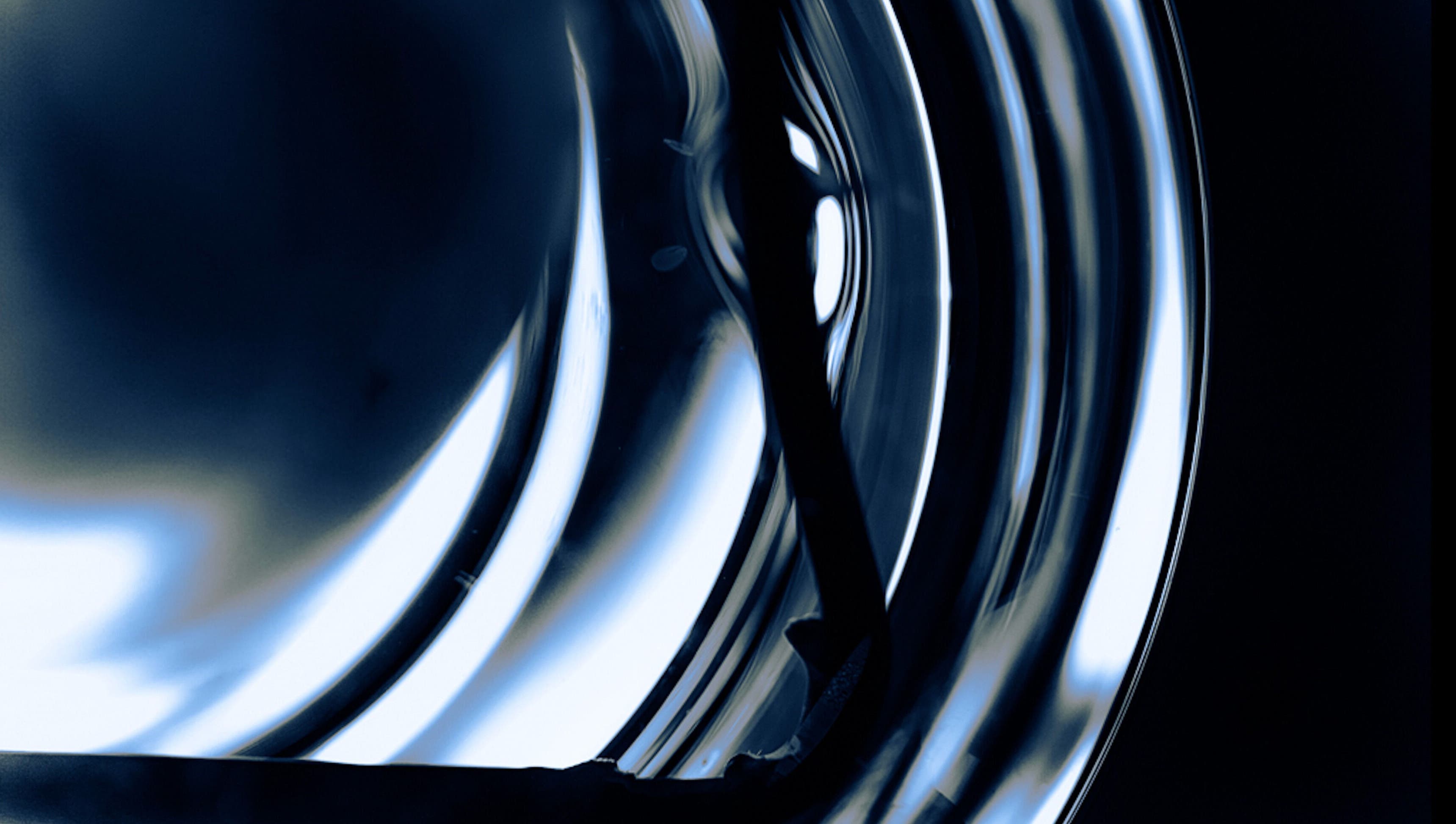 Abstracte reflecties bij GET EMBOSSED, Amsterdam, Noord-Holland, NL, tussen licht en schaduw.