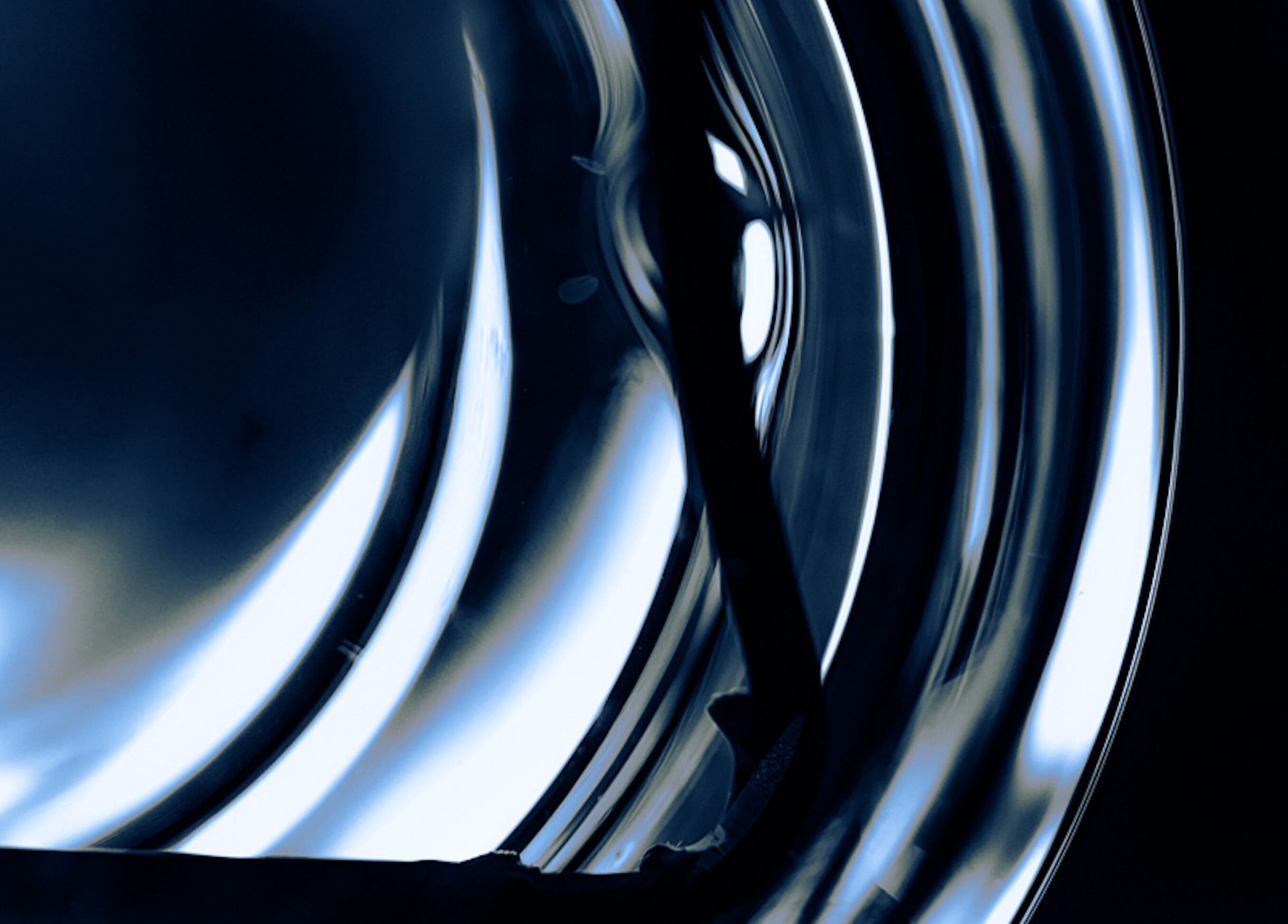 Abstracte reflecties bij GET EMBOSSED, Amsterdam, Noord-Holland, NL, tussen licht en schaduw.