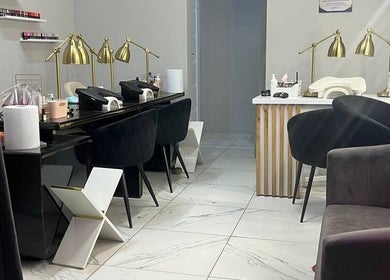 Затишний інтер'єр Monochrome naisl Łódź у Лодзі, Województwo Łódzkie, PL із стильними меблями.