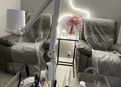 Затишний інтер'єр Monochrome nails Łódź, Łódź, Województwo Łódzkie, PL з двома кріслами та столиком.