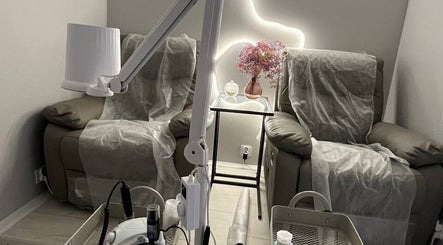 Затишний інтер'єр Monochrome nails Łódź, Łódź, Województwo Łódzkie, PL з двома кріслами та столиком.