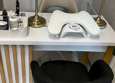 Нейл-стіл у Monochrome naisl Łódź, розташованій у Лодзі, Województwo Łódzkie, PL. Простір для манікюру.