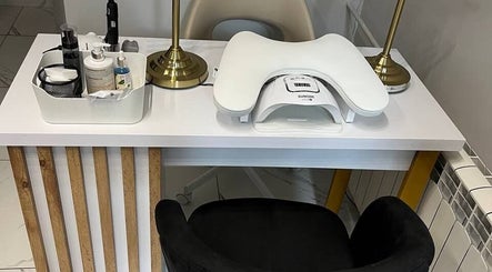 Нейл-стіл у Monochrome naisl Łódź, розташованій у Лодзі, Województwo Łódzkie, PL. Простір для манікюру.