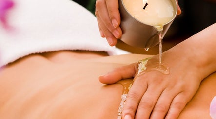 Relaxing candle oil massage at Thaii, Velké Poříčí, Královéhradecký Kraj, CZ, enhancing wellness and calm.