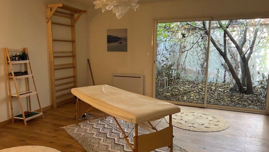 Salle de soins apaisante chez Bbeautyjpv, Marmande, Nouvelle-Aquitaine, FR, avec table de massage.