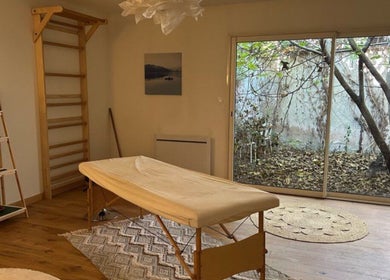 Salle de soins apaisante chez Bbeautyjpv, Marmande, Nouvelle-Aquitaine, FR, avec table de massage.
