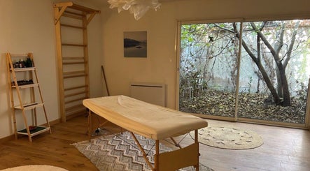 Salle de soins apaisante chez Bbeautyjpv, Marmande, Nouvelle-Aquitaine, FR, avec table de massage.