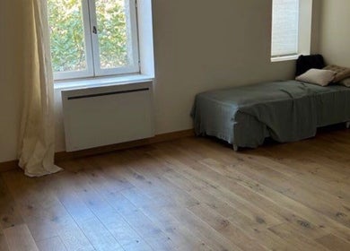 Chambre lumineuse et apaisante à Bbeautyjpv, Marmande, Nouvelle-Aquitaine, FR, avec parquet en bois.