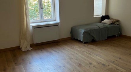 Chambre lumineuse et apaisante à Bbeautyjpv, Marmande, Nouvelle-Aquitaine, FR, avec parquet en bois.