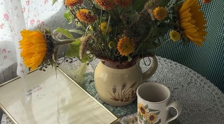 Charming floral arrangement and decor at Lash Ark, Worcester Park, England, GB.