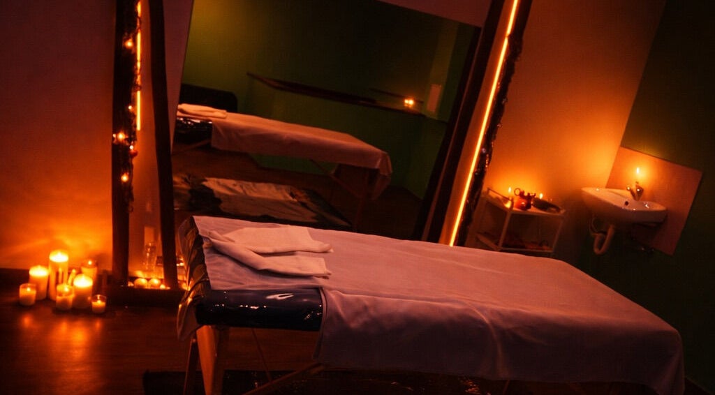 Masszíroz-Lak Clinic meleg hangulatú masszázsszoba gyertyafényben, Budapest, Magyar, HU.