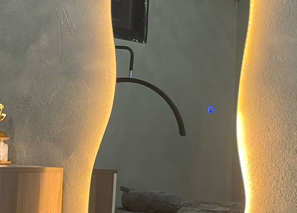 Warm lighting and decor at Marleni Lash Browns Studio in La Vega, La Vega, DO create an inviting ambiance.