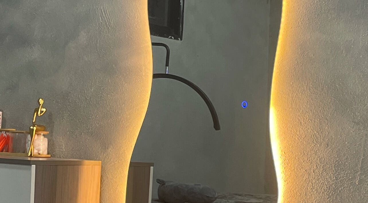 Warm lighting and decor at Marleni Lash Browns Studio in La Vega, La Vega, DO create an inviting ambiance.