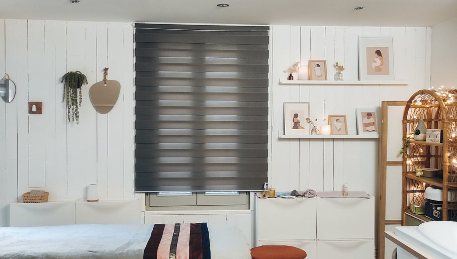 Salle de massage apaisante chez Kalimba Yoga Massages, Lyon, Auvergne-rhône-alpes, FR avec décoration chaleureuse.