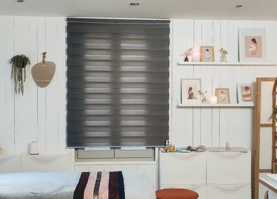 Salle de massage apaisante chez Kalimba Yoga Massages, Lyon, Auvergne-rhône-alpes, FR avec décoration chaleureuse.