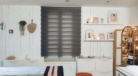 Salle de massage apaisante chez Kalimba Yoga Massages, Lyon, Auvergne-rhône-alpes, FR avec décoration chaleureuse.