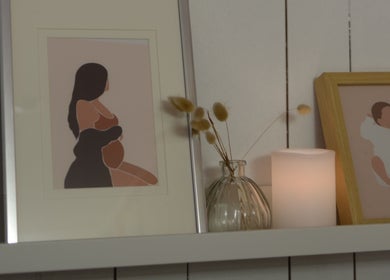 Décor mural serein avec art et bougie chez Kalimba Yoga Massages, Lyon, Auvergne-rhône-alpes, FR.