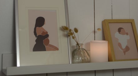 Décor mural serein avec art et bougie chez Kalimba Yoga Massages, Lyon, Auvergne-rhône-alpes, FR.