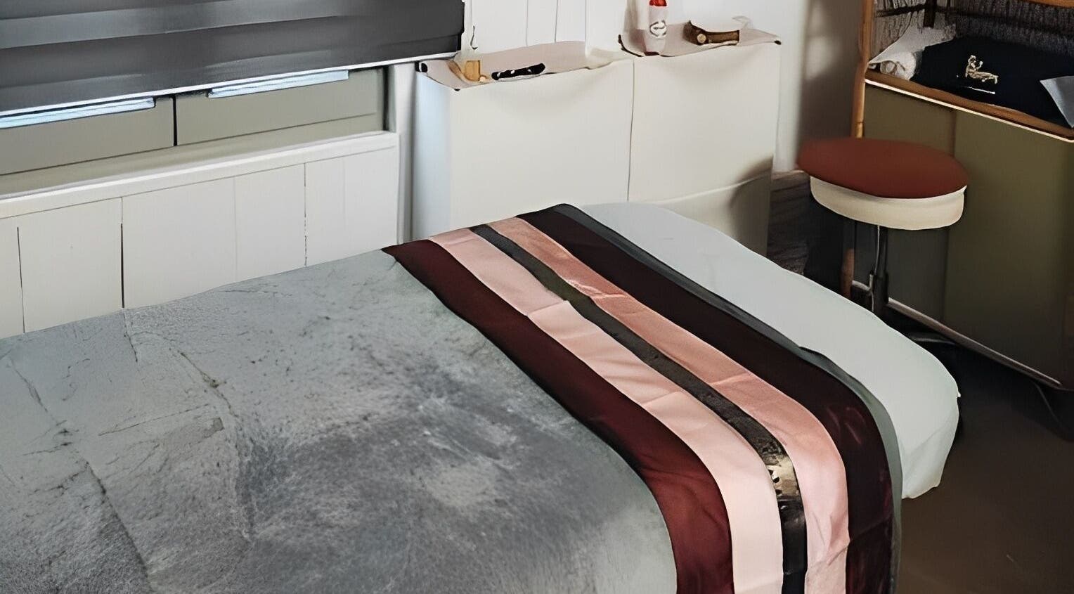 Salle de massage élégante chez Kalimba Yoga Massages à Lyon, Auvergne-rhône-alpes, FR, avec table raffinée.