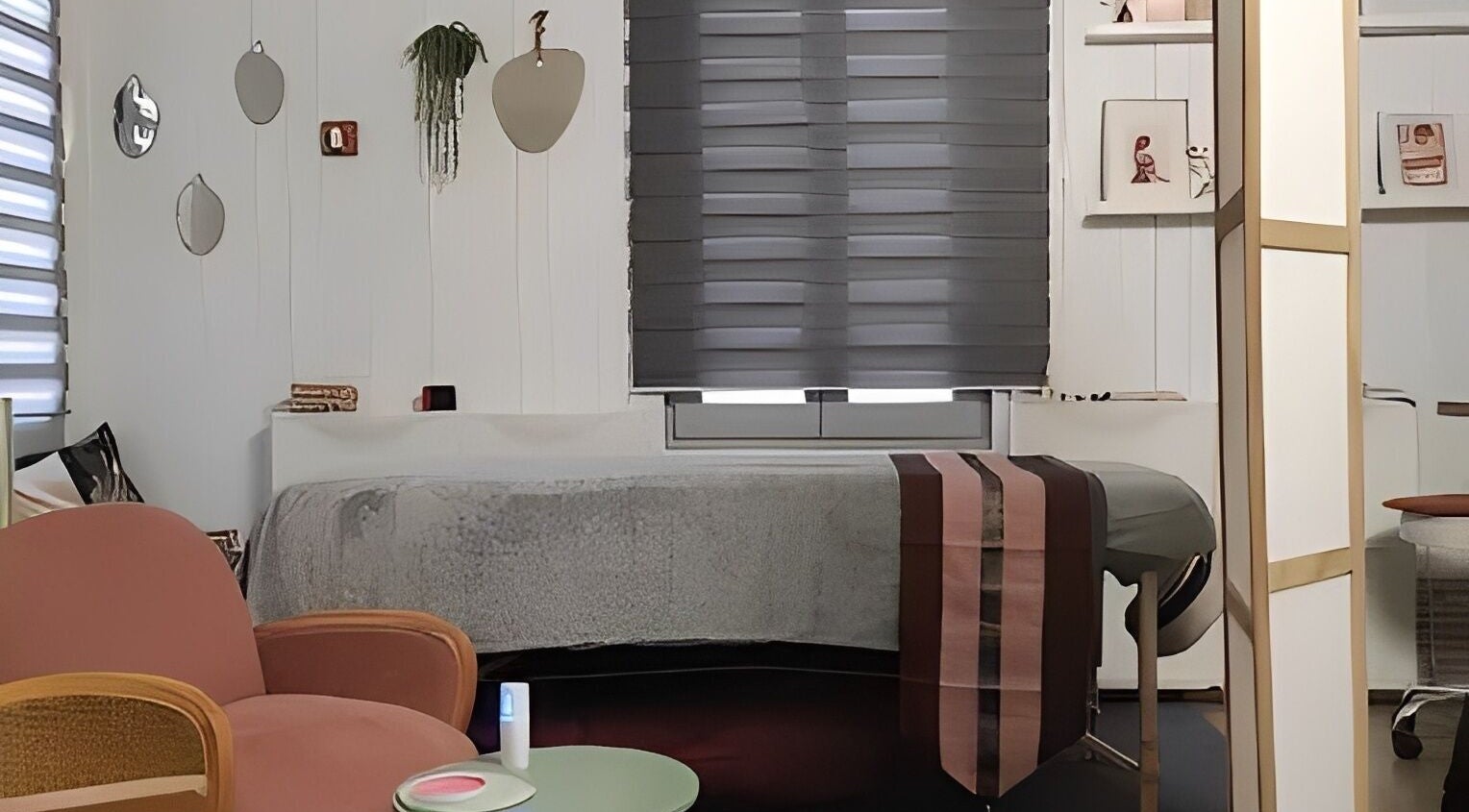 Salle de massage Kalimba Yoga Massages à Lyon, Auvergne-rhône-alpes, FR, avec fauteuil moderne et décoration apaisante.