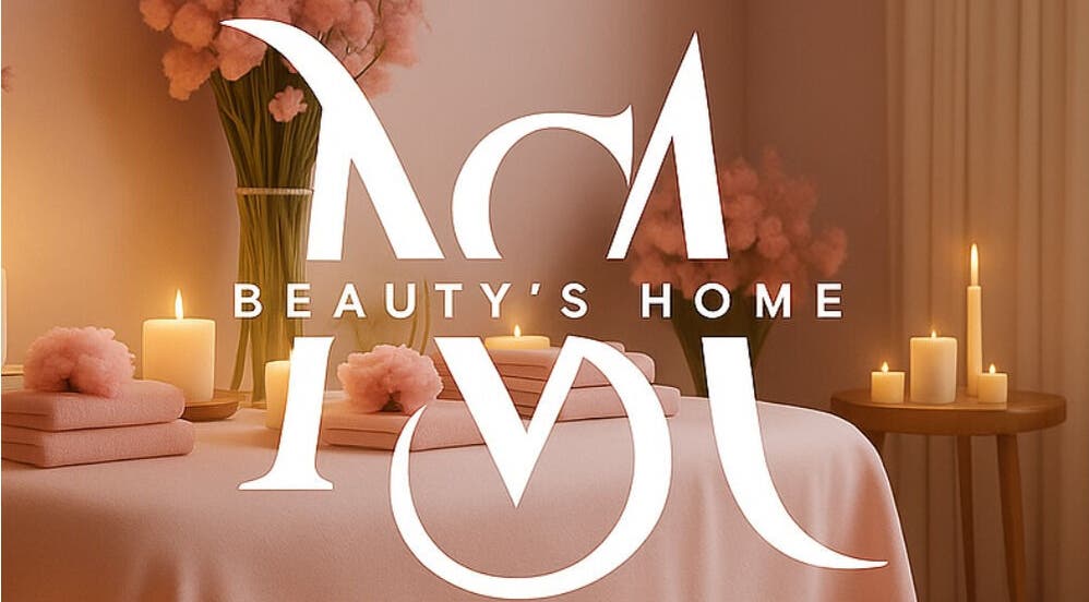 Velas y toallas rosadas en Beauty's Home, Playa Del Carmen, Quintana Roo, MX, creando un ambiente acogedor.