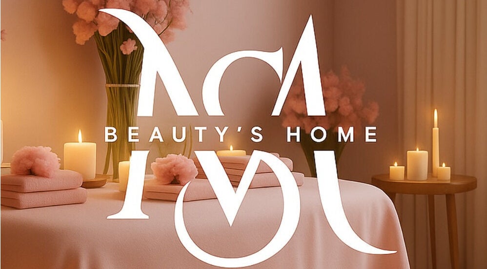 Velas y toallas rosadas en Beauty's Home, Playa Del Carmen, Quintana Roo, MX, creando un ambiente acogedor.